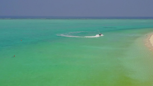 以具有白沙背景的透明海洋为依德利岛海滩节日的自然海景视频