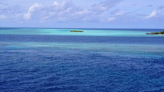 透明海洋和白色沙滩背景下放松海湾海滩度假的无人机景观视频