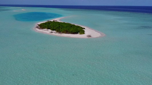 蓝海白沙背景下宁静旅游海滩的无人机景观视频