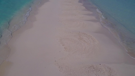 热带海岸海滩假日热带海滨以绿绿水和白沙为背景的无人驾驶视频