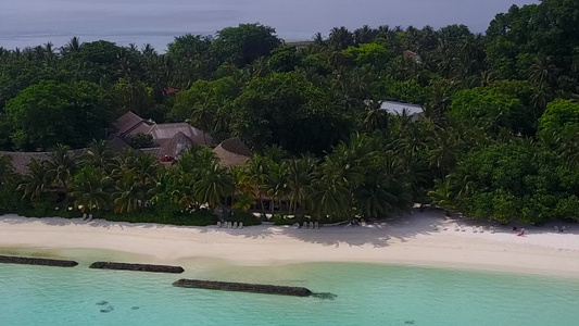 以蓝色环礁湖和浅沙背景进行完美的岛屿海滩航程的无人驾驶视频