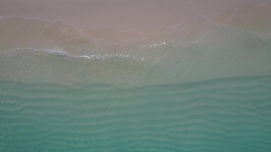 通过蓝海和白沙背景的蓝色海洋打破海滩完美海景的空中视频