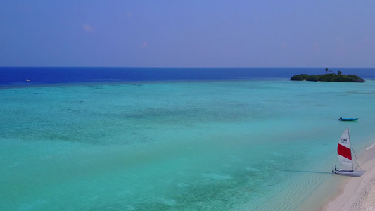 蓝海和白沙背景的稀有环礁湖海滩航行自然性质视频