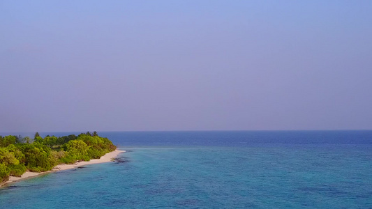 空中无人驾驶飞机以白色沙子背景的蓝海为航向放松海湾视频