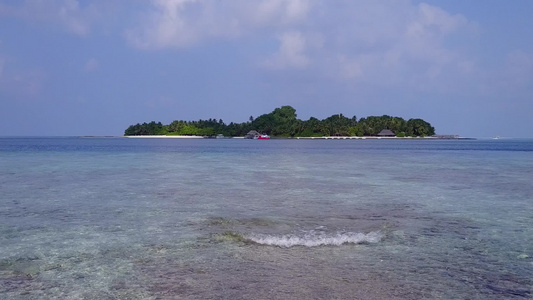 浅海白沙背景下海岛海滩度假的无人机空中性质视频