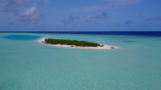 以蓝海和白沙背景打破豪华岛屿海滩的空中无人驾驶飞机视频