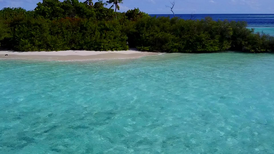 以白色沙子背景的蓝海为例放松海滨海滩旅程的空中旅游视频