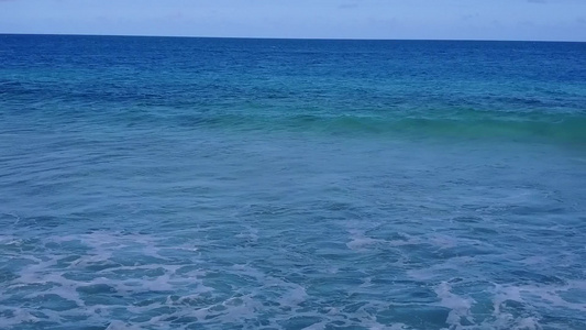 以白色沙子背景的蓝色水为根据的宁静海岸海滩生活方式视频