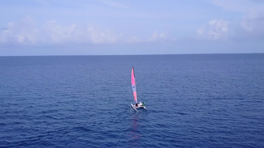 以蓝海和白沙本底的蓝色海平面和白色沙滩背景进行海滨视频