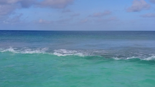 蓝绿海白沙背景下完美海景海滩之旅的空中旅行视频