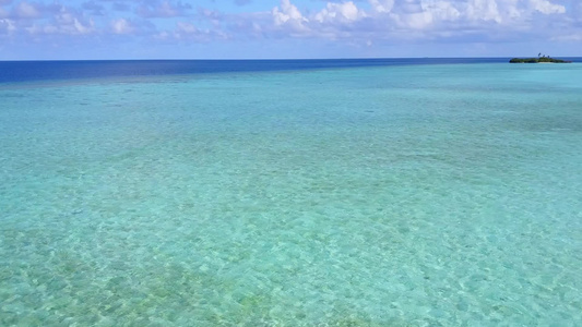 蓝海和白沙底蓝海与白沙滩的海岸海滩旅行视频