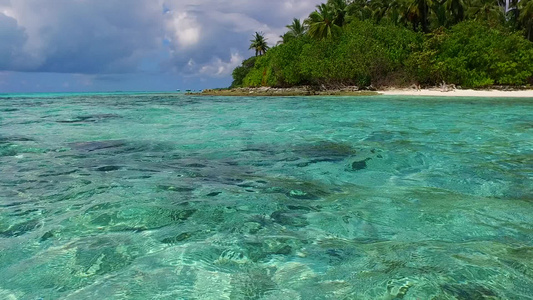 豪华的环礁湖海滩风景由白沙底浅白海航行视频