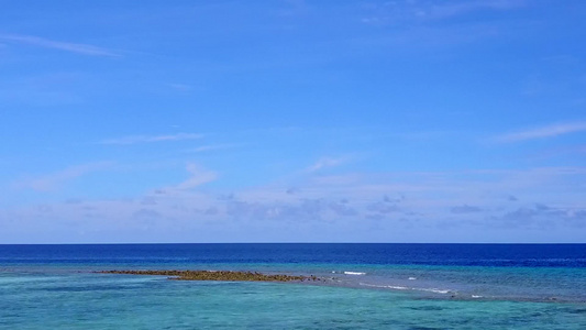 蓝色海洋和白色沙尘背景的热带岛屿海滩之行的空中无人驾驶视频