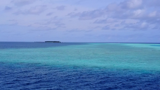 蓝色海洋和清洁沙地背景的美丽海岸线海滩探险风光的空中视频