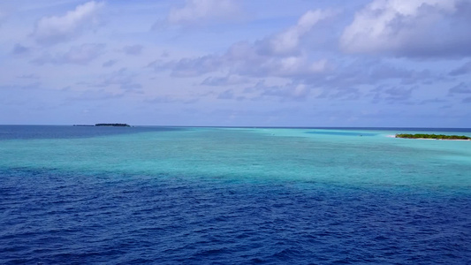 蓝海热带度假海滩度假的空中无人机海景有明亮的沙质背景视频