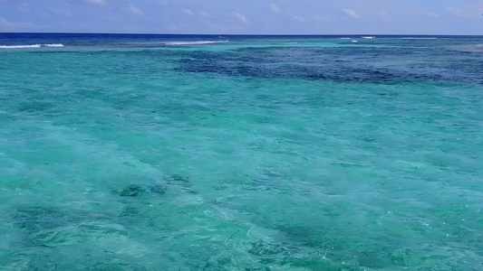 清澈的海洋和白沙背景的天堂度假村海滩航行空中全景视频