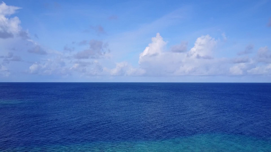 水蓝色海洋和白色沙滩背景下美丽旅游海滩航程的空中景观视频