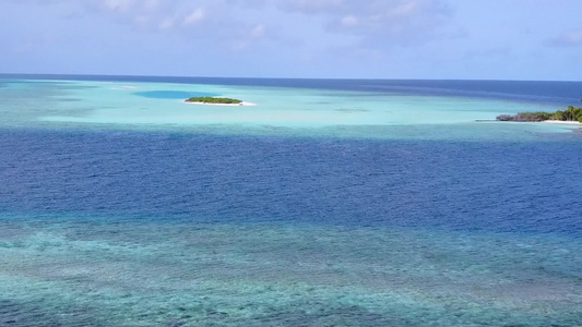 以白色沙滩背景的透明海路进行完美海岸海滩旅行的空中视频