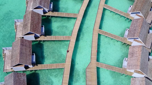 以蓝海和白沙底蓝海为宁静环礁湖海滩度假的无人驾驶飞机视频