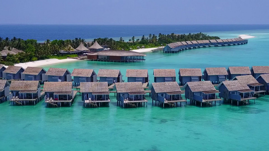 以蓝绿海和白沙背景的蓝色绿色海为宁湾海滩度假旅游视频