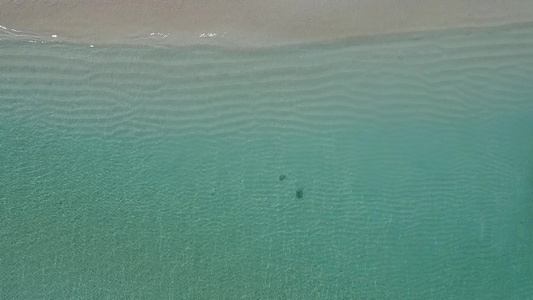 透明的海面和清洁沙地背景的热带海岸线海滩假日热带无人驾驶视频