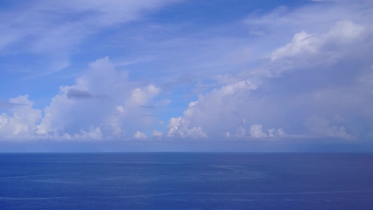 热带环礁湖海滩蓝色海洋和白沙底蓝海与白色沙滩航行的视频