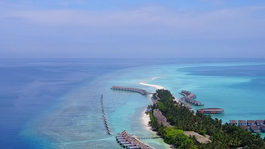 白沙背景的蓝色环礁湖对水底海滨海滩冒险的空中观视摘要视频