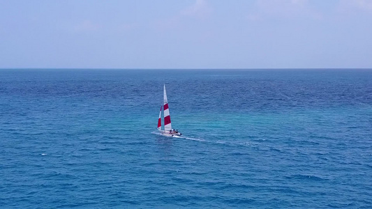 白沙底蓝绿海的豪华海湾海滩度假风景和空中风景视频