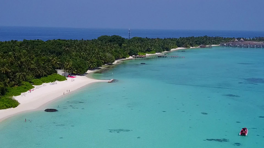 海洋度假胜地海滩以蓝水和白沙背景的蓝水打破海滩的无人驾驶视频