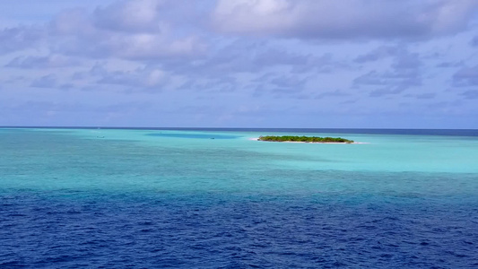 蓝色泻湖和亮沙背景下热带旅游海滩航行的空中无人机全景视频