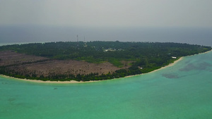 蓝色海洋和浅沙背景的蓝海对美丽的岛屿海滩时间的空中15秒视频