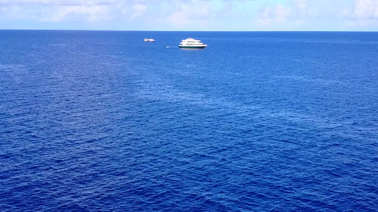 白沙背景蓝绿海断开环礁湖海滩的长途帆风景视频