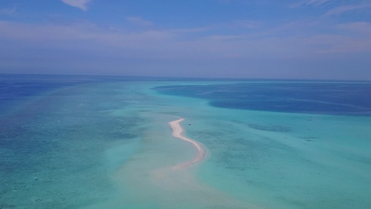 白沙背景蓝海美丽度假海滩度假的空中无人机旅游视频