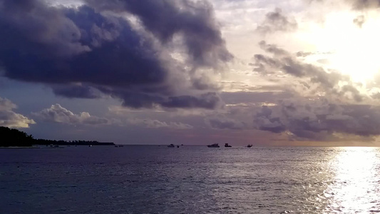 由白沙底的海平面蓝海所冒出的奇异海湾海滩探险飞行无人驾驶视频