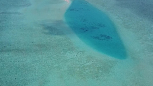 由蓝海和浅沙背景的蓝海打破海岸海滩的美丽天空视频