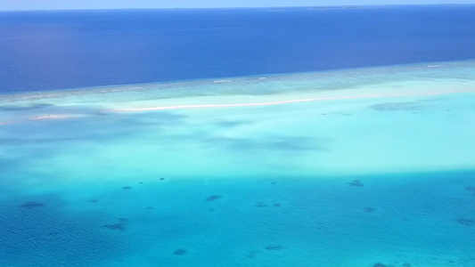 蓝绿色环礁湖具有清洁沙土背景对海洋海岸海滩野生生物视频