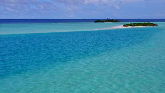 白沙背景蓝海放松海景海滩之旅的无人机旅行视频