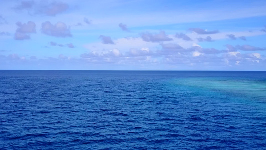 海洋环礁湖海滩冒险的无人空中飞行飞机景观由白沙背景视频