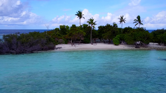 透明水和白沙背景下的热带泻湖海滩空中海景视频
