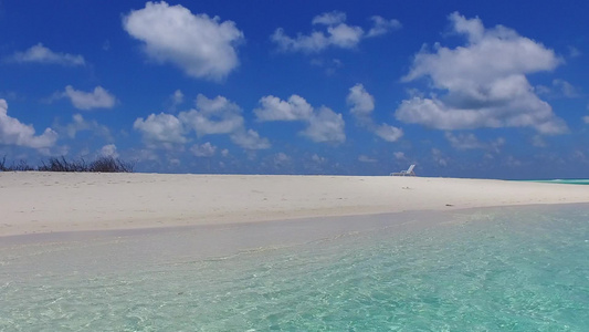 通过透明的海洋和清洁的沙滩背景对完美的海湾海滩野生视频