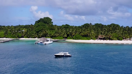 以白色沙滩背景的蓝色环礁湖为例观看天堂岛海滩之海景视频