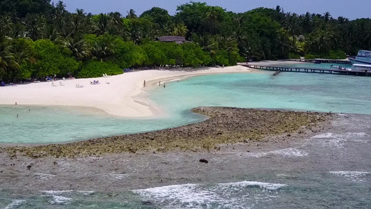 蓝色环礁湖和白色沙沙背景的放松海岸海滩假日空中无人驾驶视频