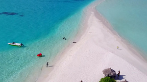 白色沙滩背景下清澈的大海中轻松的海湾海滩之旅的无人机11秒视频