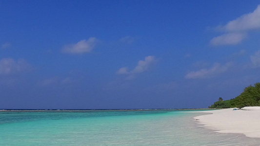 热带岛屿海滩时间清海和白色沙沙背景的无人驾驶飞行飞机视频