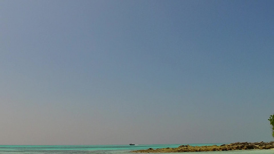 蓝海和白沙底蓝海的美丽海景海滩渡假天空中全景视频