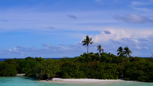 蓝海白沙背景下的豪华度假村海滩空景全景视频