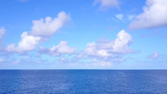 按浅水和白色沙滩背景分列的热带旅游海滩时间的热带无人驾驶视频