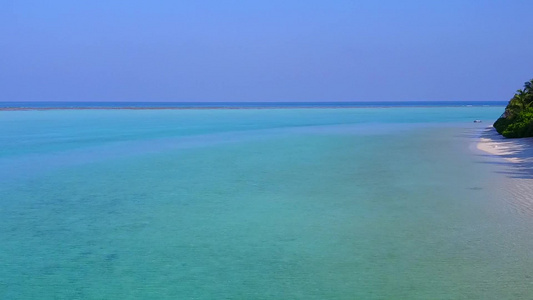 通过蓝海和清洁沙土背景的蓝海放松旅游海滩时间的空中视频