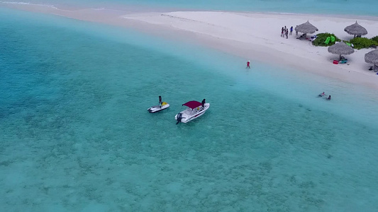 通过清澈的环礁湖和白色沙滩背景完美旅游海滩时间的无人驾驶视频