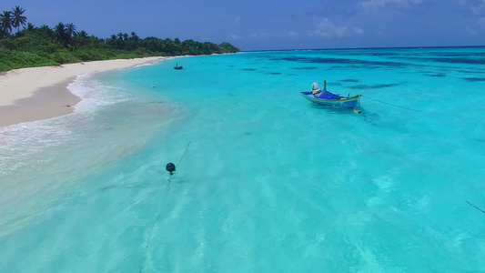 以透明的环礁湖和白色沙滩背景进行平静湾海滩冒险的空中视频